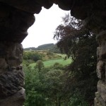 Вид из оконного проема замка Драмин
