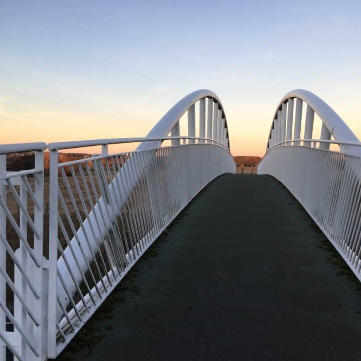 Велосипедный мост к берегу Северного моря